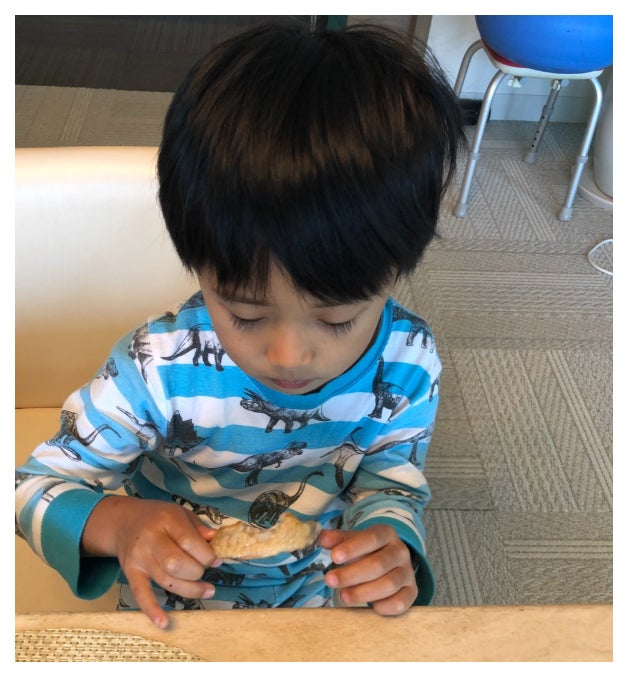 食べる仕草が麻央さんに似ているという勸玄くん／市川海老蔵オフィシャルブログ（Ameba）より