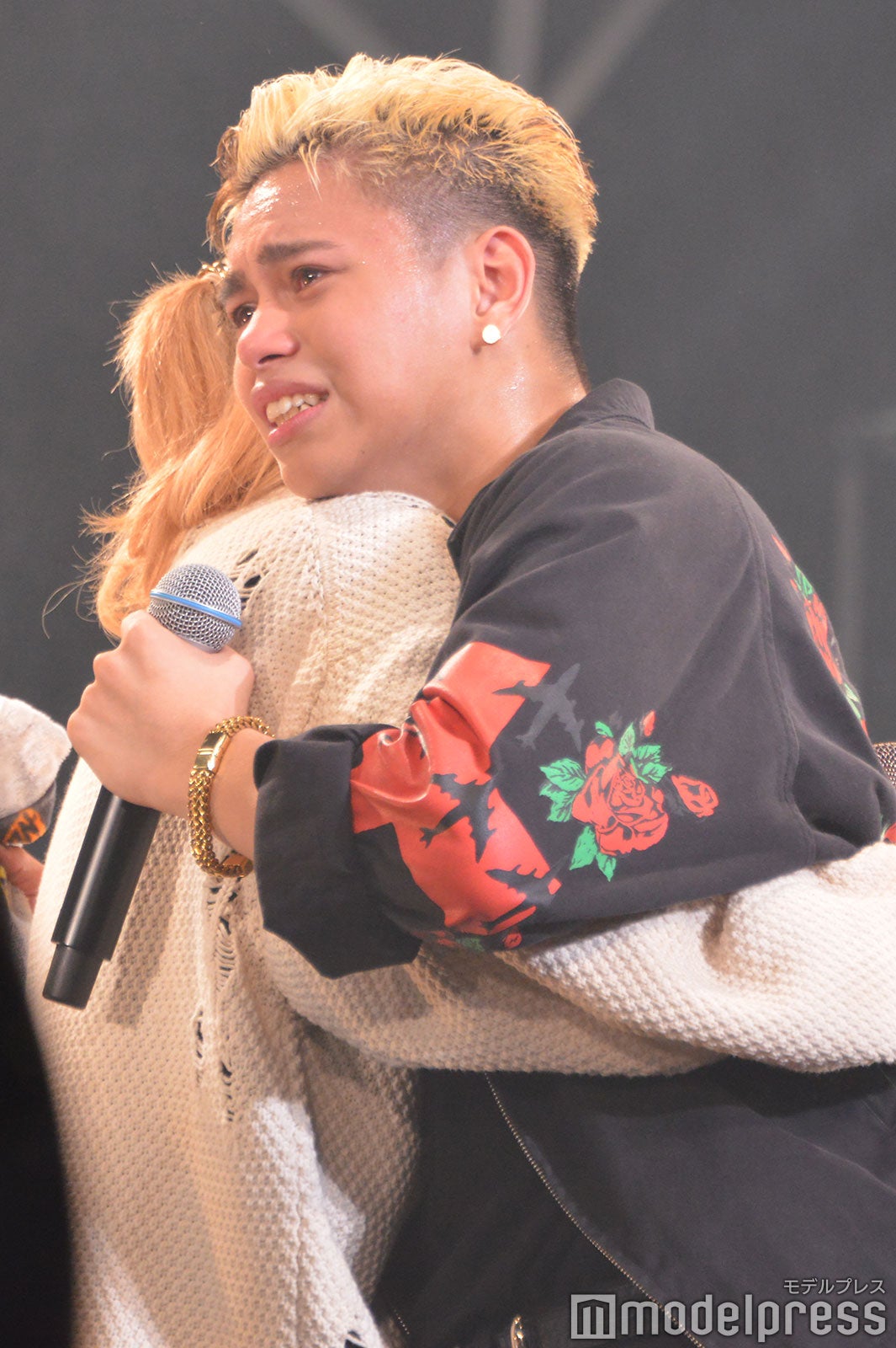 REIKO、SKY-HIとハグ（C）モデルプレス