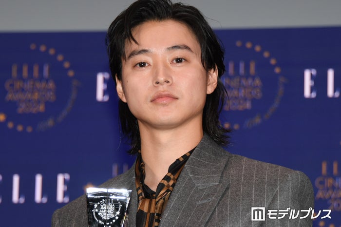 山崎賢人、受賞に感慨「キングダムは自分の人生と一緒に歩んできた作品」【ELLE CINEMA AWARDS 2024】