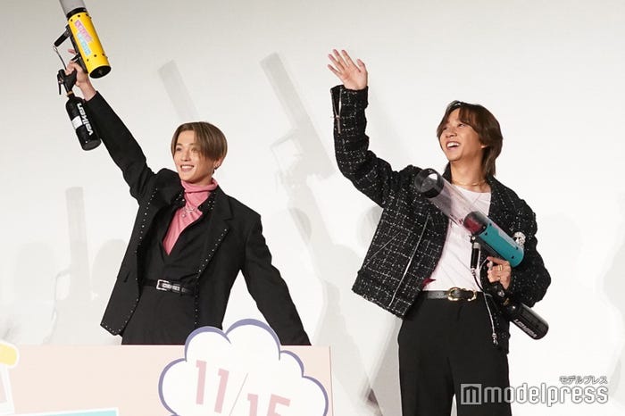 全然モテなかったという八木勇征(左)にツッコんでいた中村海人(右)(C)モデルプレス