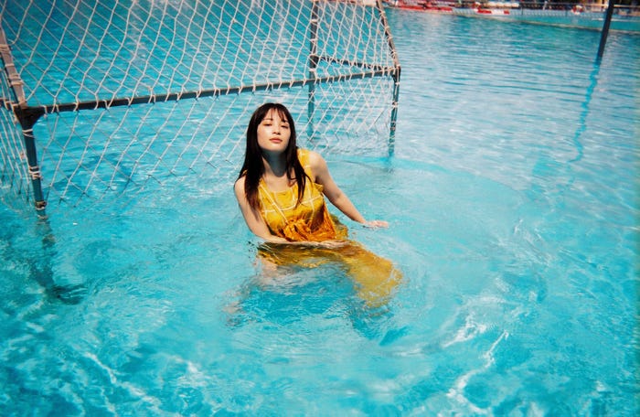 広瀬すず「レジャー・トレジャー」より/撮影:奥山由之(画像提供:講談社)