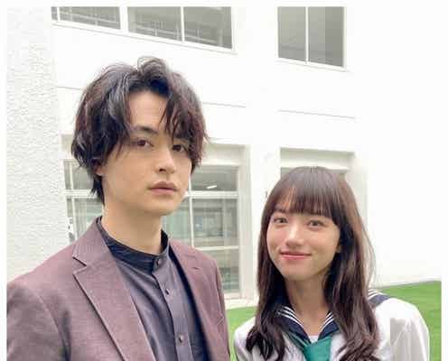 清原果耶、制服姿披露 瀬戸康史との「霊媒探偵・城塚翡翠」オフショット公開