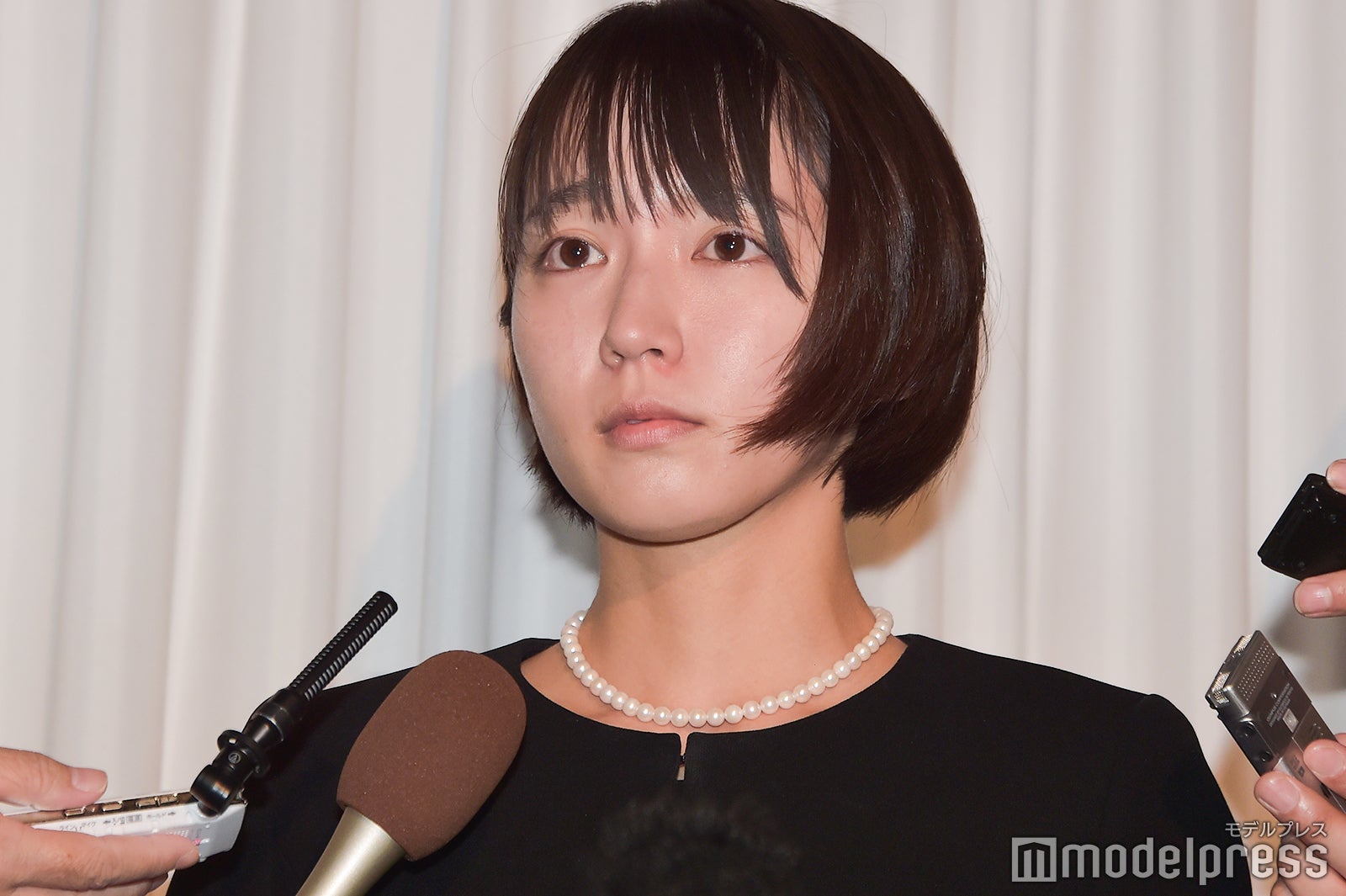 吉岡里帆 事務所社長の死に号泣 懸命な訴えが記者の胸を打つ モデルプレス