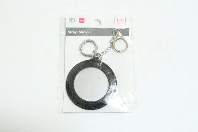 ダイソーのストラップ鏡のパッケージ
