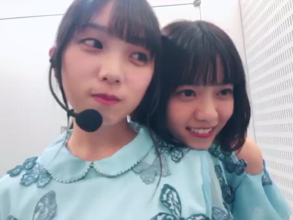 西野七瀬、与田祐希に“あごのせ”（提供写真）