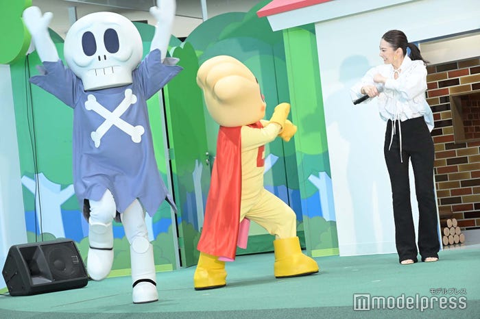 カレーパンマンと踊る北川景子(C)モデルプレス