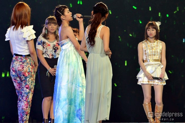 2期生たちに囲まれて歌う秋元才加