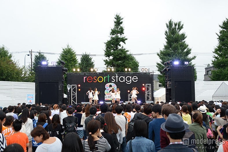 多数の観客の前でパフォーマンスしたRe:ガールズ