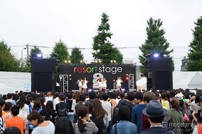 多数の観客の前でパフォーマンスしたRe:ガールズ