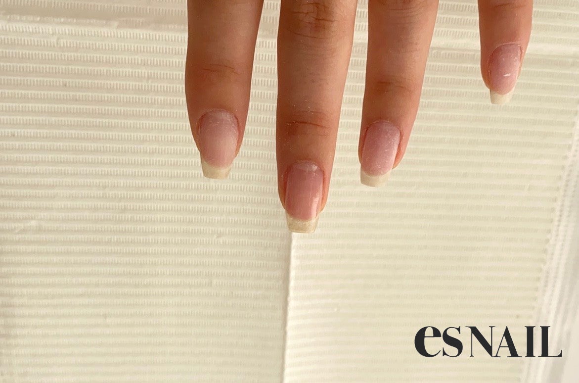 爪表面の油分をプレプライマーで除去（画像提供：esNAIL）
