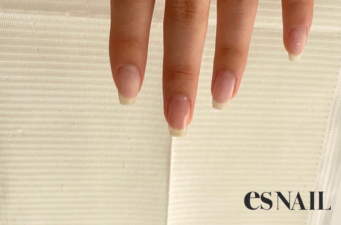 爪表面の油分をプレプライマーで除去(画像提供:esNAIL)