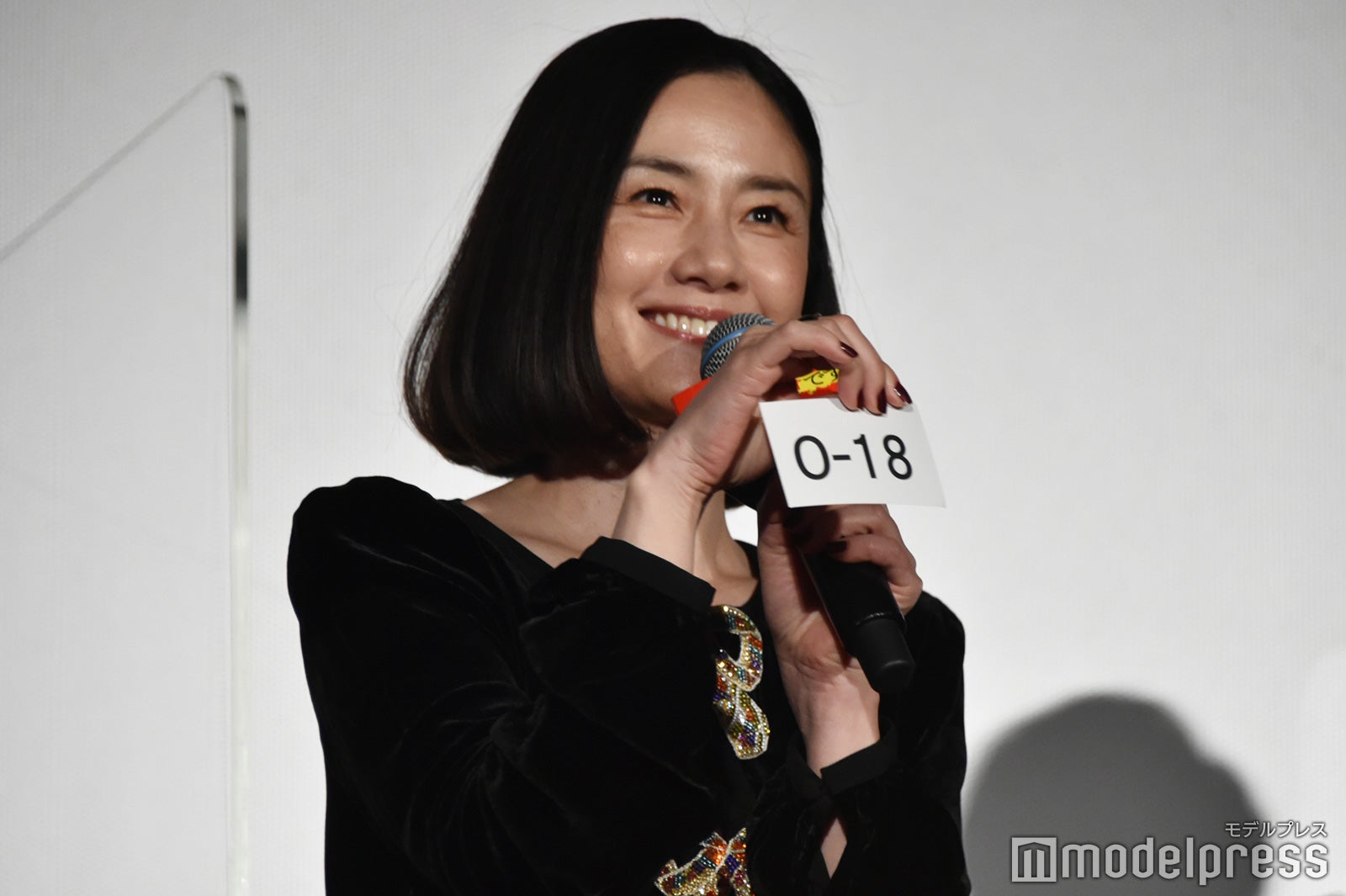 座席番号「O-18」を引いた原田知世（C）モデルプレス