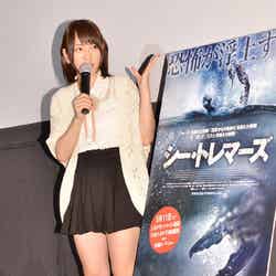 映画「シー・トレマーズ」の公開直前イベントに登場したAKB48の川栄李奈