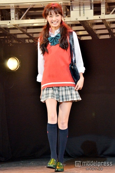 画像1 9 Seventeen モデル新川優愛 ミニスカ制服姿でスラッと美脚披露 モデルプレス