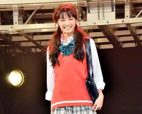 「Seventeen」モデル新川優愛、ミニスカ制服姿でスラッと美脚披露