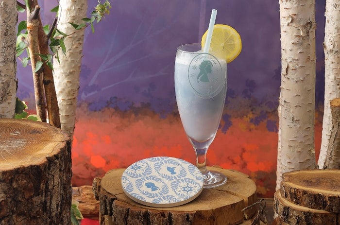 ＜エルサ＞爽やかレモンスムージー　990円／コースター付　1,690円（C）Disney