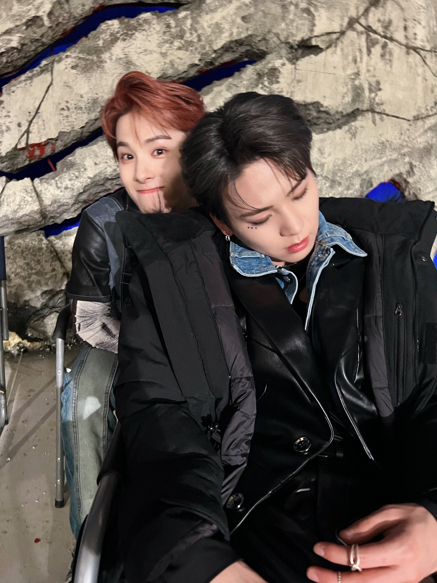 JO1川西拓実、睡眠中の川尻蓮と2ショット「また撮られてる」「可愛すぎる」の声