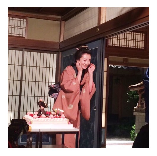 サプライズに驚く波瑠／オフィシャルブログ（Ameba）より