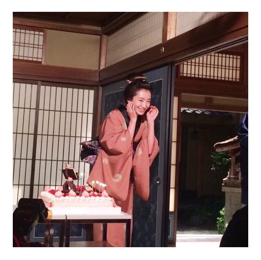 サプライズに驚く波瑠/オフィシャルブログ(Ameba)より