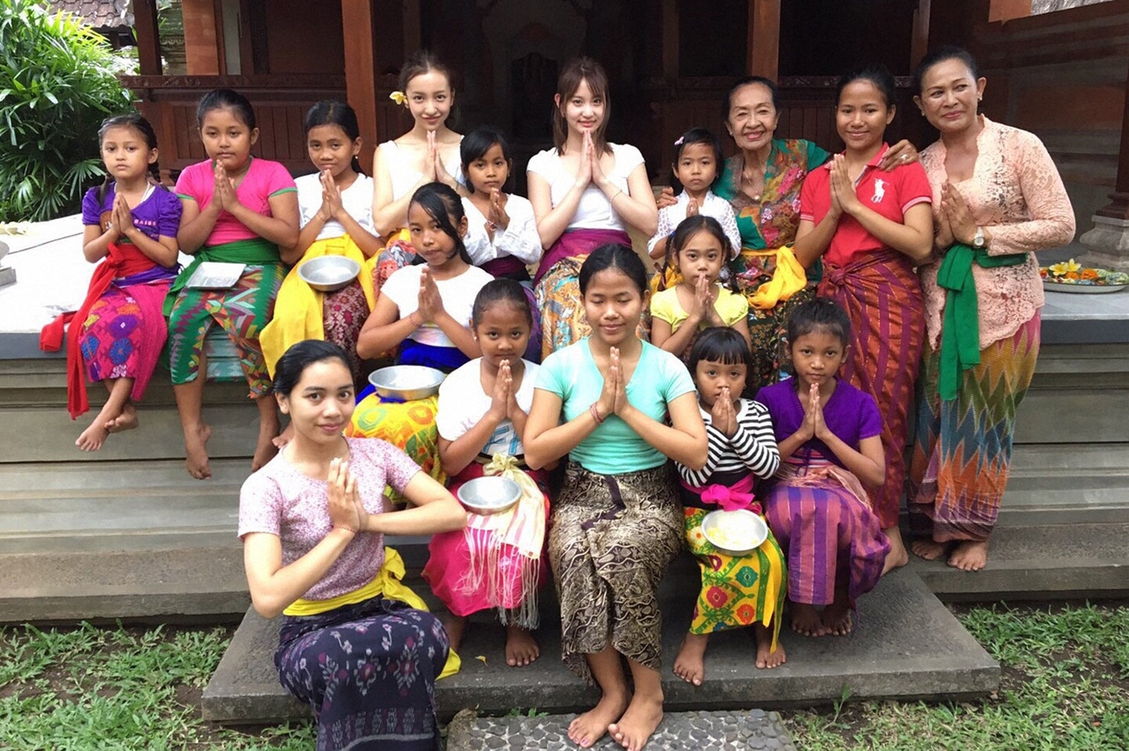 （中央奥左から）板野友美、永尾まりや／バリ舞踊の先生と生徒と（C）TBS