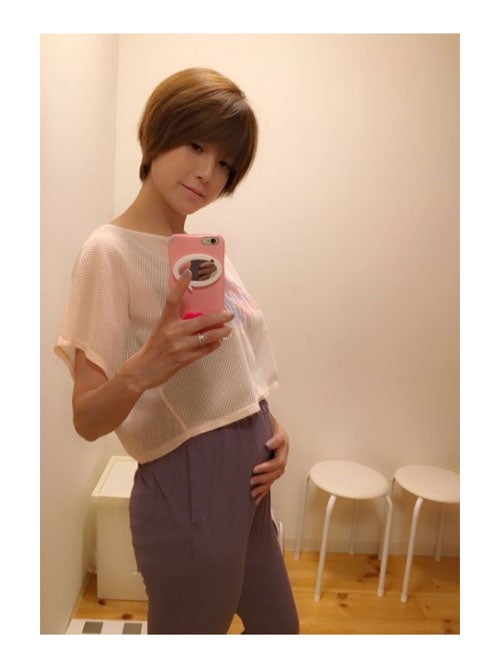 妊娠5ヶ月のhitomi 今から 心配 ふっくらお腹披露 モデルプレス