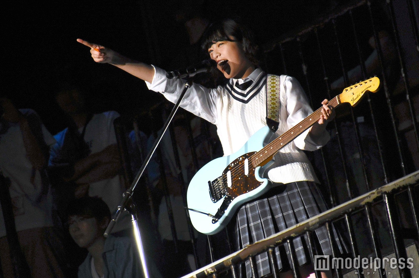 欅坂46平手友梨奈、10代限定フェスで開会宣言　制服姿でギター鳴らす　
