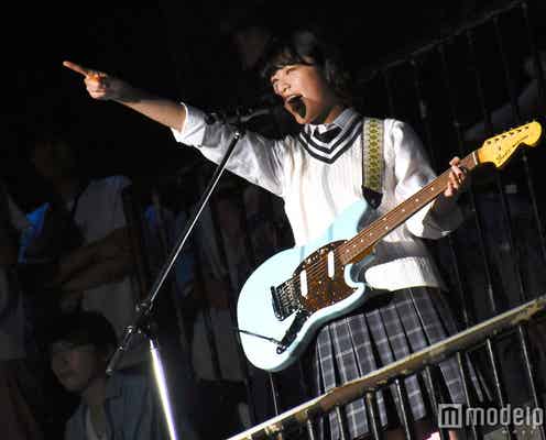 欅坂46平手友梨奈、10代限定フェスで開会宣言 制服姿でギター鳴らす