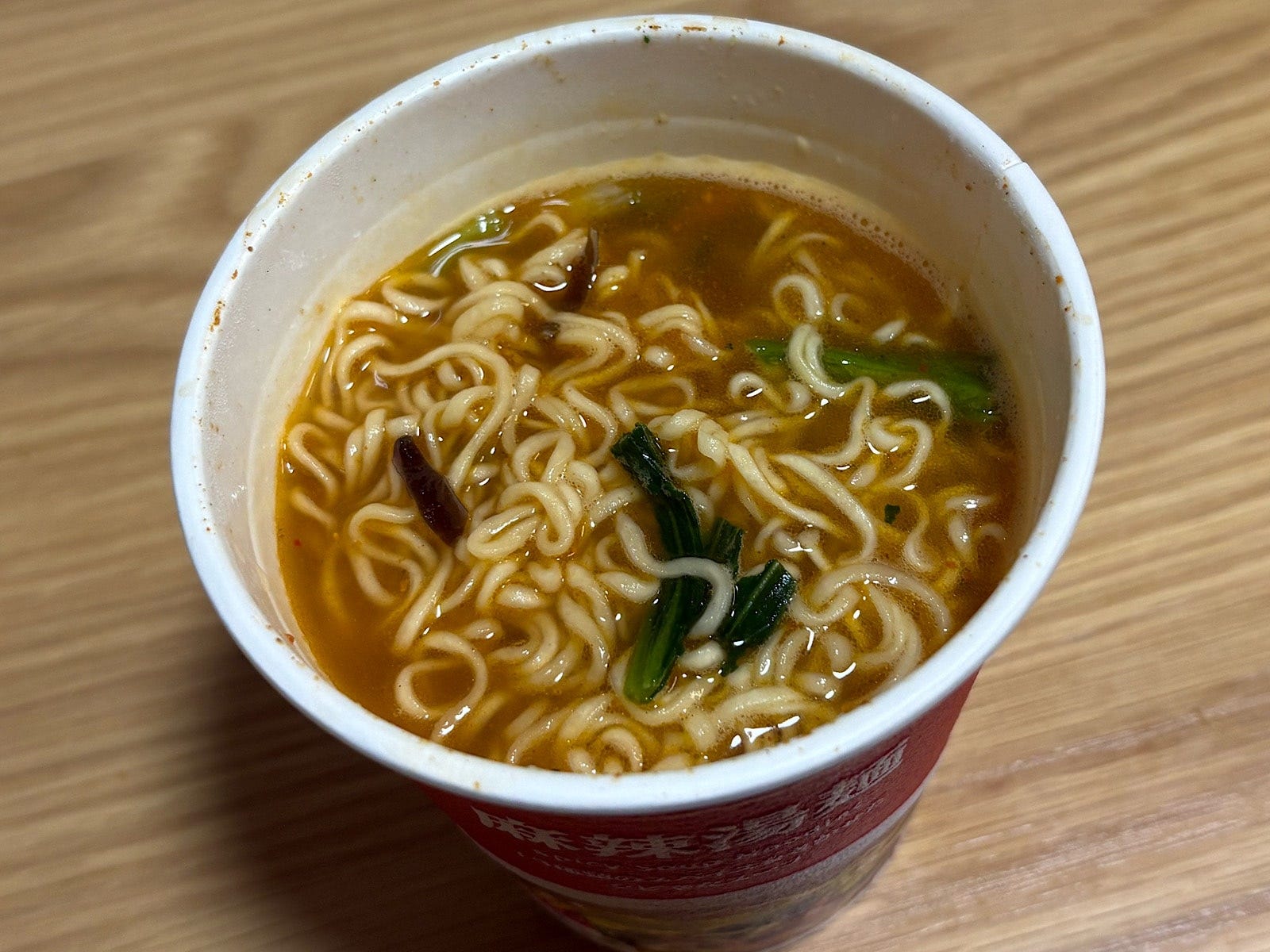 熱湯を注ぐとすぐに、麻辣湯特有の芳醇（ほうじゅん）な香りがふわっと立ち上ります！ 