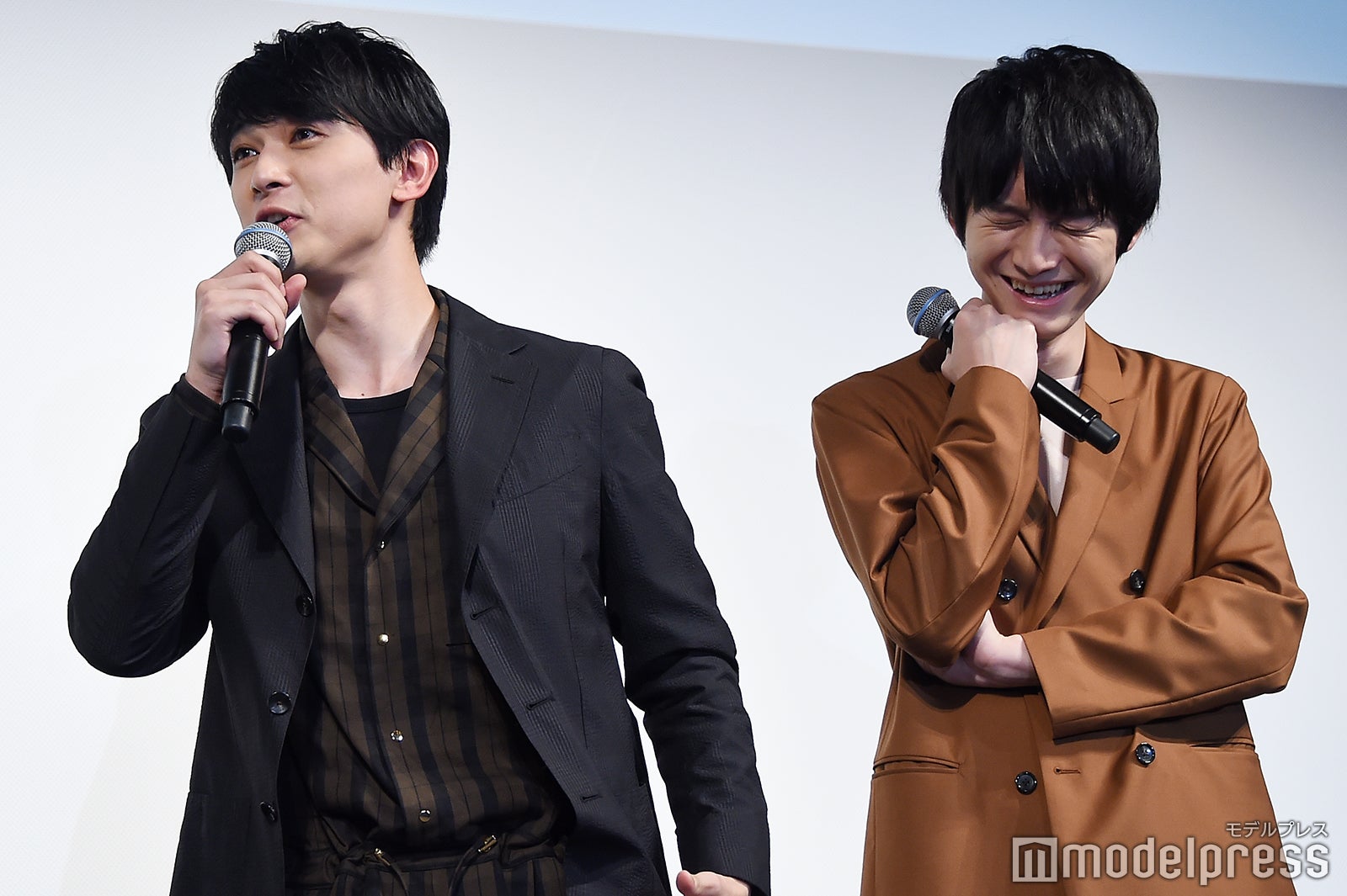 「何で俺だけ中間管理職なの？」と不服を申し立てる吉沢亮（左）、思わず笑う本郷奏多（C）モデルプレス