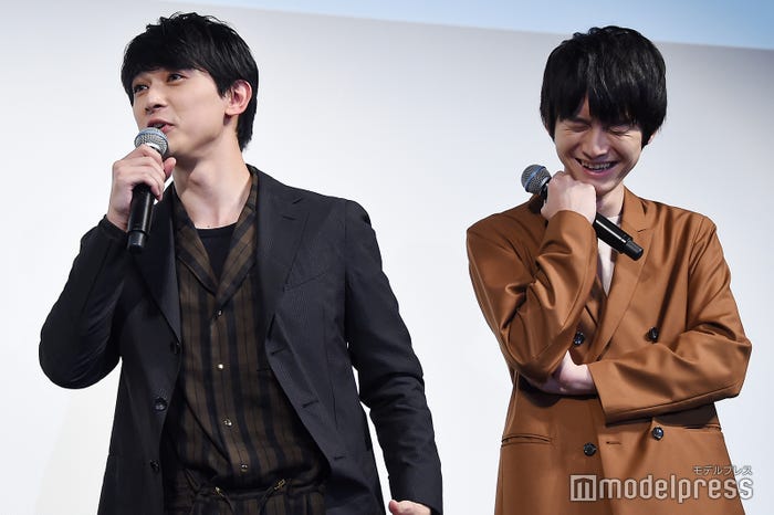 「何で俺だけ中間管理職なの?」と不服を申し立てる吉沢亮(左)、思わず笑う本郷奏多(C)モデルプレス