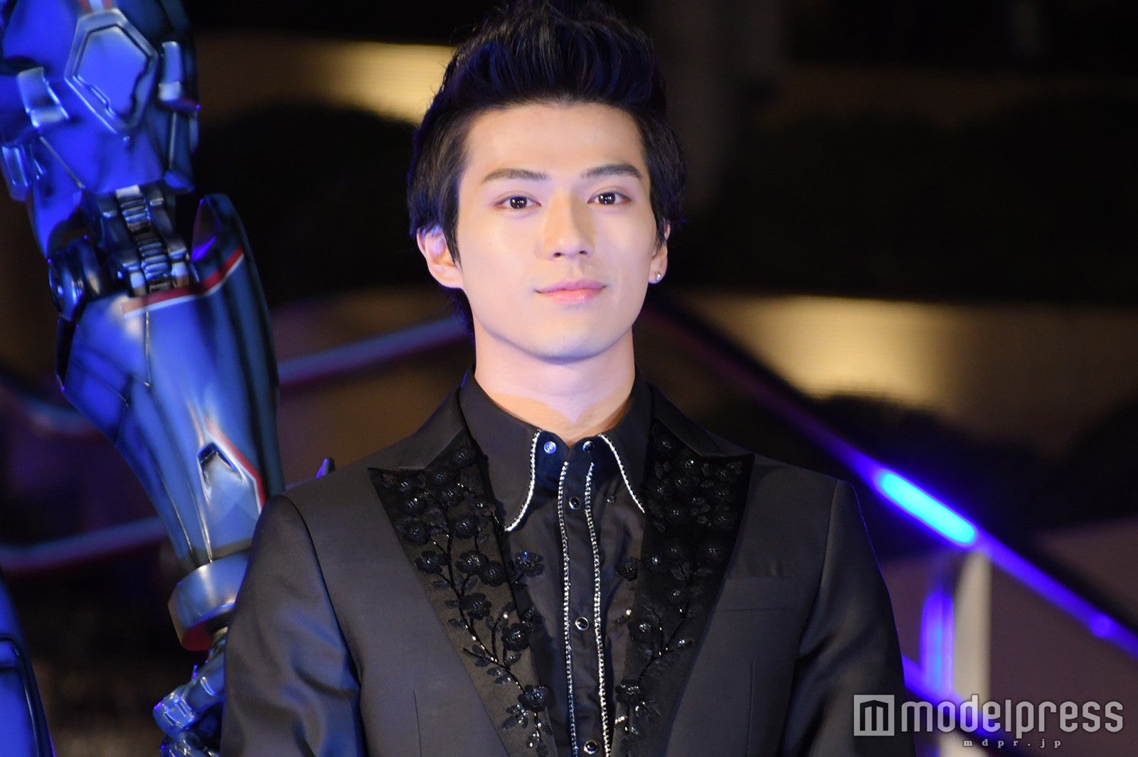 新田真剣佑に大歓声　ハリウッドスターとレッドカーペット登場