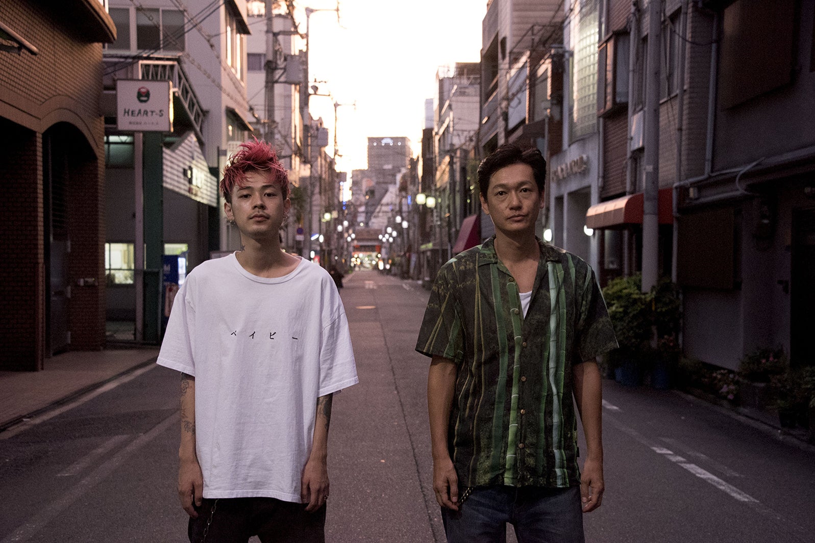 成田凌、井浦新（C）映画「ニワトリ☆フェニックス」製作委員会