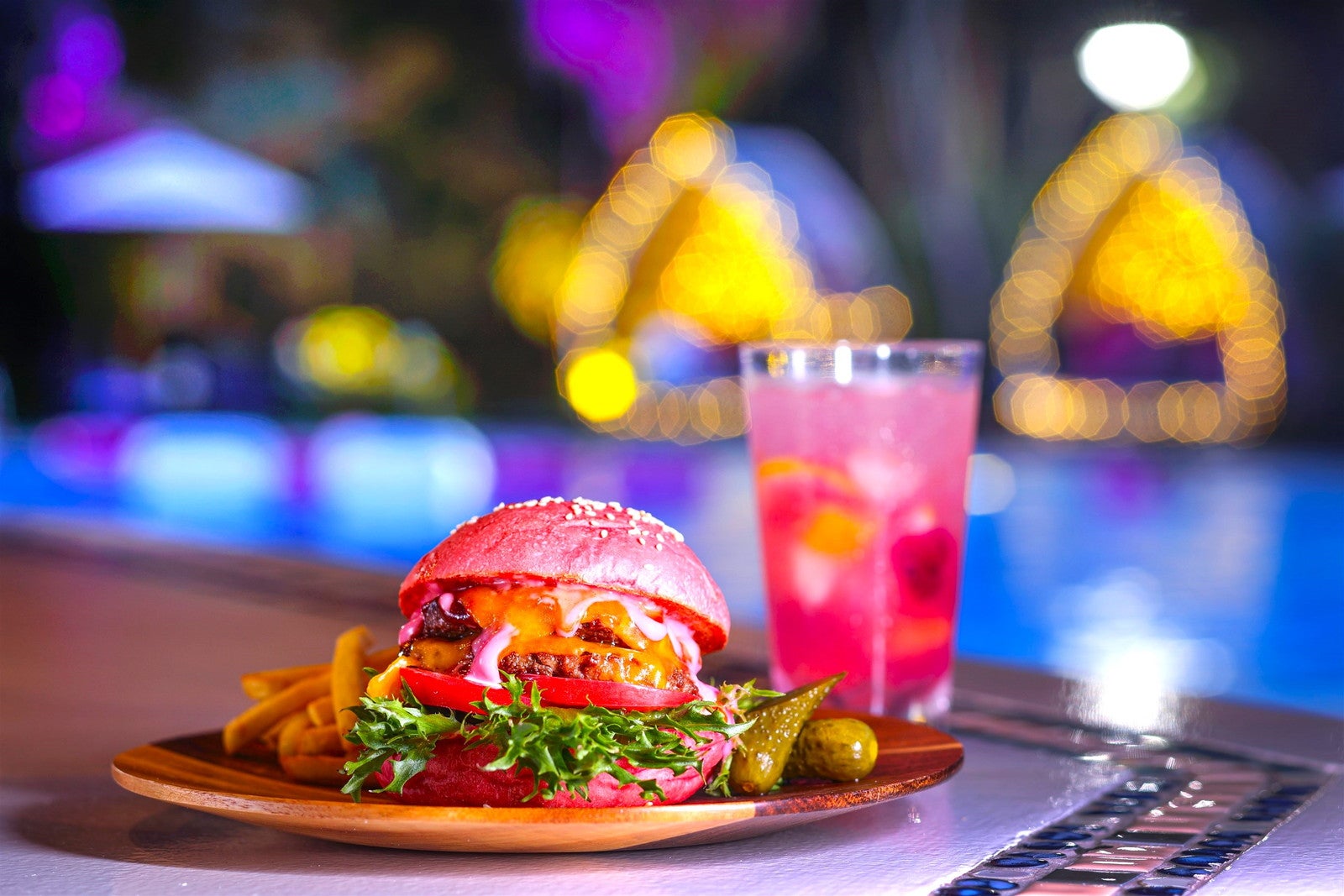 “ピンク×ピンク”のスマッシュチーズバーガー／提供画像