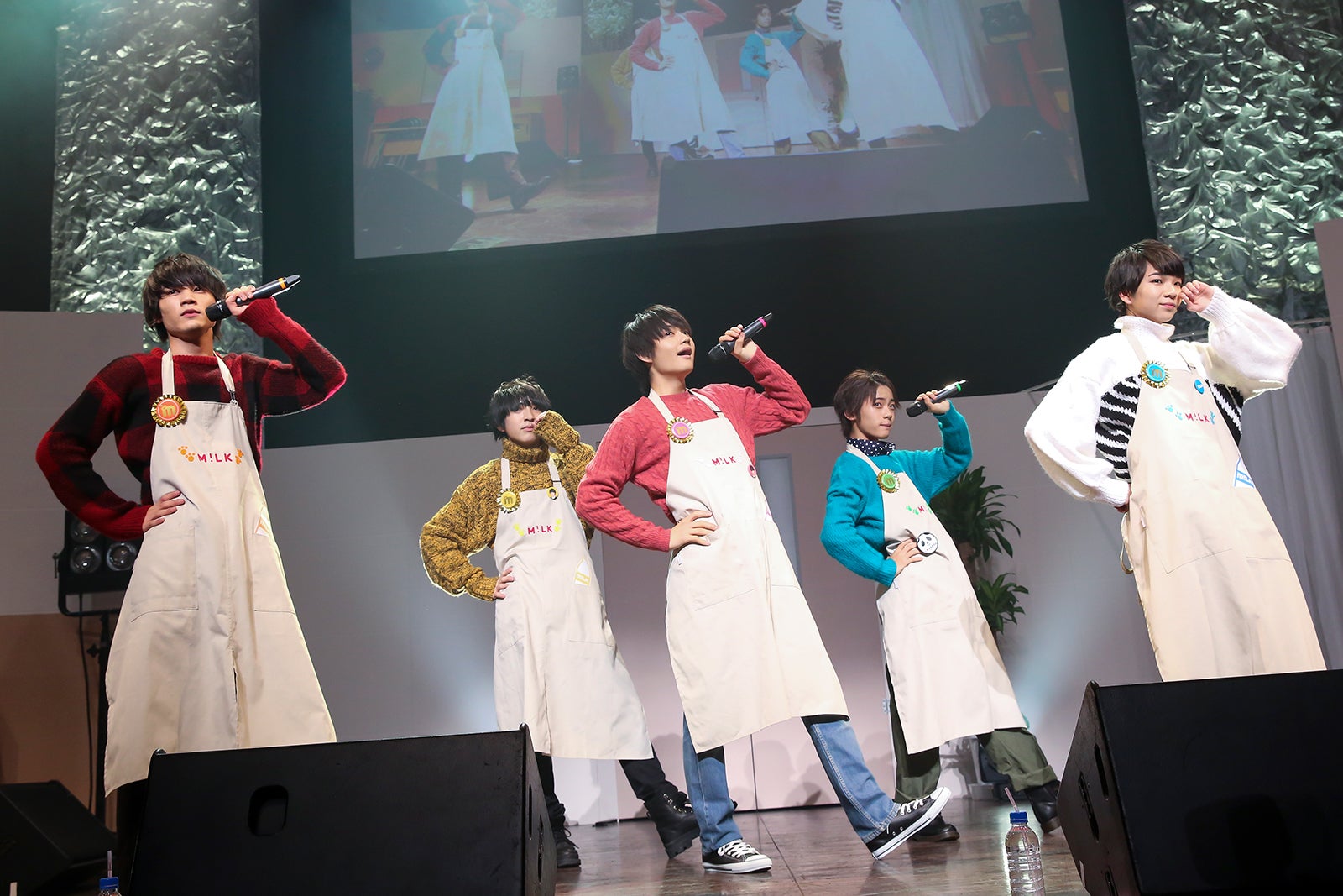 ほっこりニット×エプロン姿で登場／Photo by Kenichi Sasamori