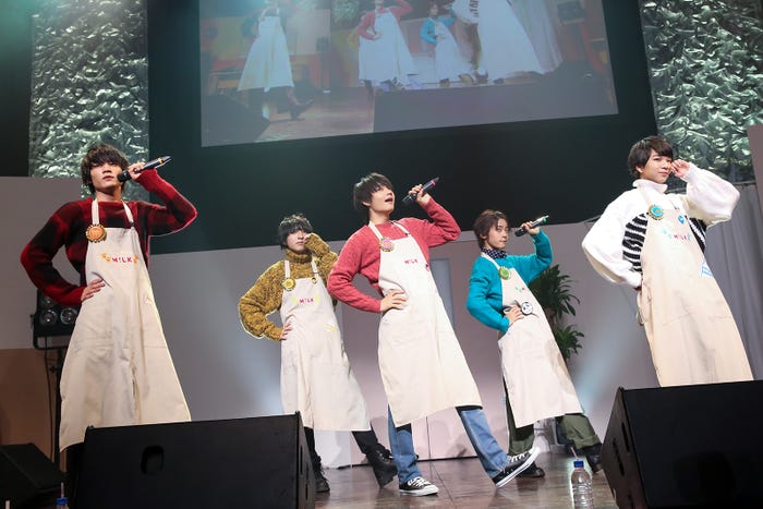 ほっこりニット×エプロン姿で登場/Photo by Kenichi Sasamori