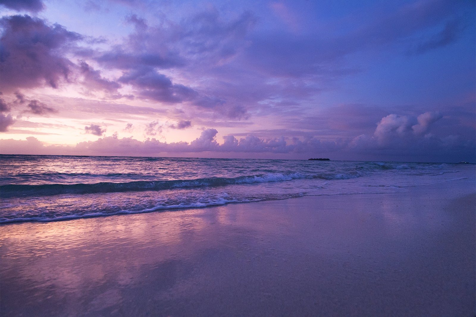 1日7回色を変えるといわれるマイクロビーチ。夕暮れ時の美しさはこの世のものとは思えないほど（C）Junji Takasago／MVA