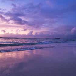 1日7回色を変えるといわれるマイクロビーチ。夕暮れ時の美しさはこの世のものとは思えないほど（C）Junji Takasago／MVA