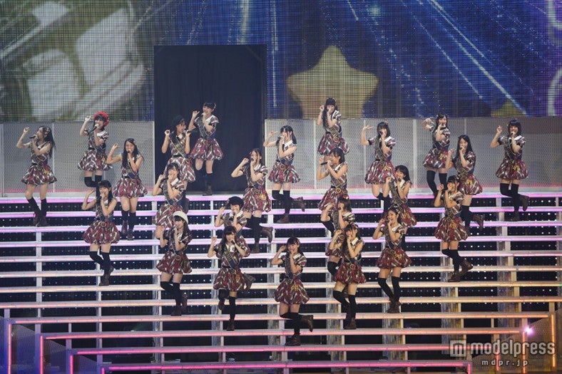 「LOVE修行」／「AKB48 2013真夏のドームツアー～まだまだ、やらなきゃいけないことがある～」札幌ドーム公演より（C）AKS
