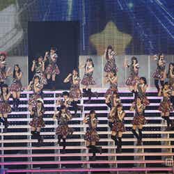 「LOVE修行」/「AKB48 2013真夏のドームツアー~まだまだ、やらなきゃいけないことがある~」札幌ドーム公演より(C)AKS