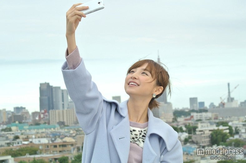 篠田麻里子／新CM「手のひら年賀状」編