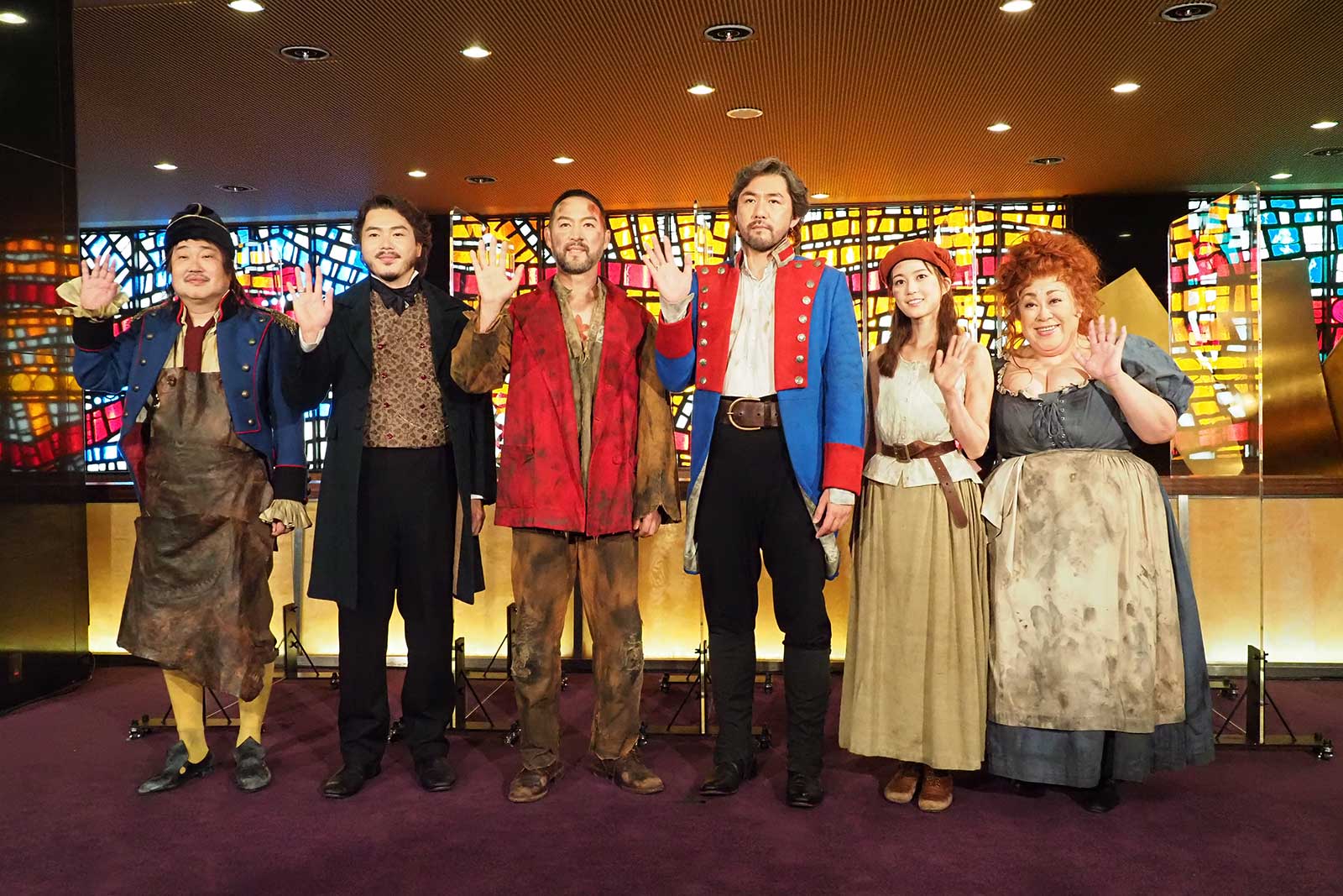 （左から）六角精児、佐藤隆紀、福井晶一、吉原光夫、生田絵梨花、森公美子（提供写真）