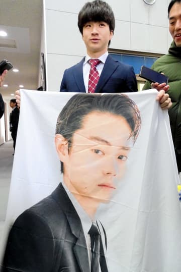 ロッテ育成3位・杉山 夢は菅田将暉とドラマ共演 巨大フラッグ持参で入寮 俊足武器に「1日も早く支配下に」