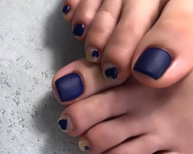 爪先からきれいに♡夏にぴったり「人気の大人フットネイル」4選