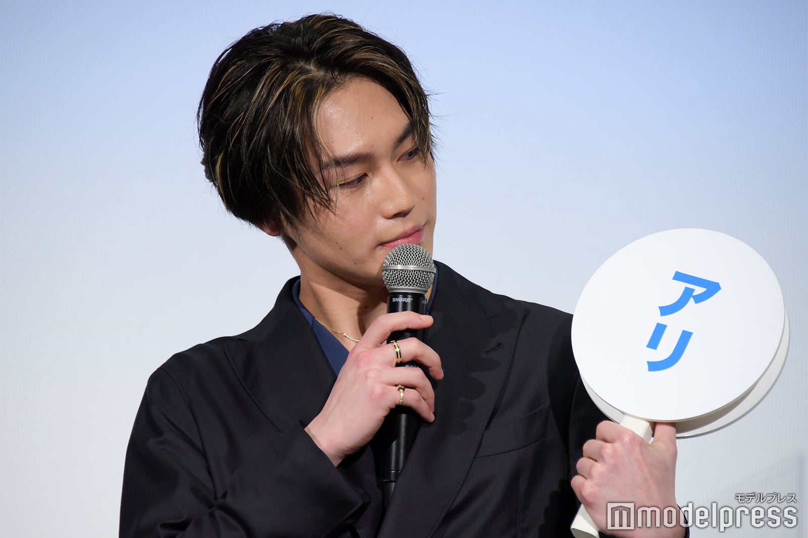 「アリ」を見つめる松田元太（C）モデルプレス