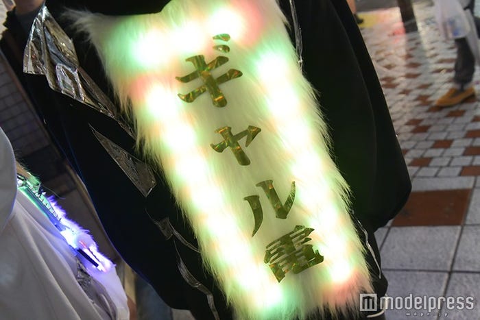 背中の主張もハンパない(C)モデルプレス