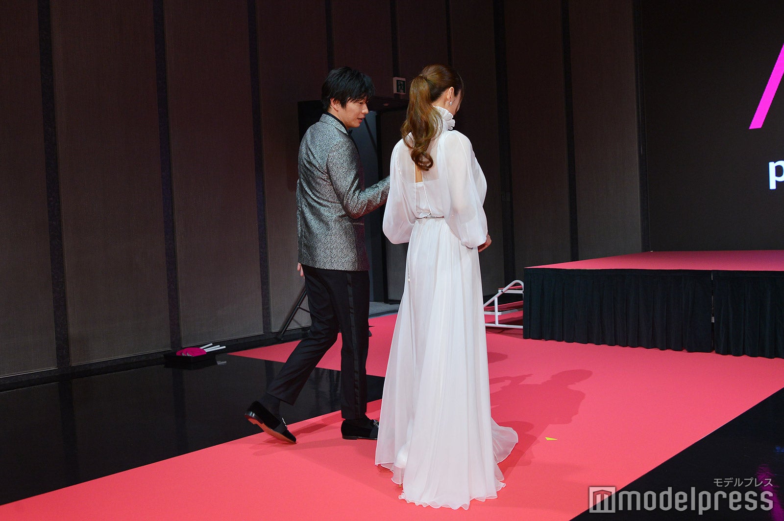 深田恭子をエスコートする田中圭（C）モデルプレス