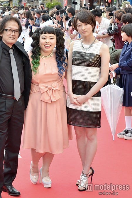 (左から)島崎敏樹監督、渡辺直美、高月彩良