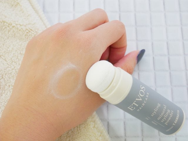 エトヴォスパウダー手に出したところ