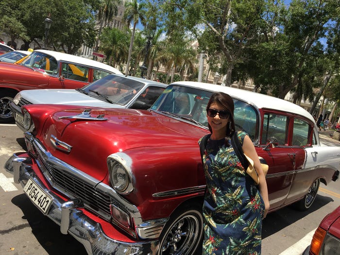 キューバ/クラシックカーの前で。異文化に触れることができました(提供写真)