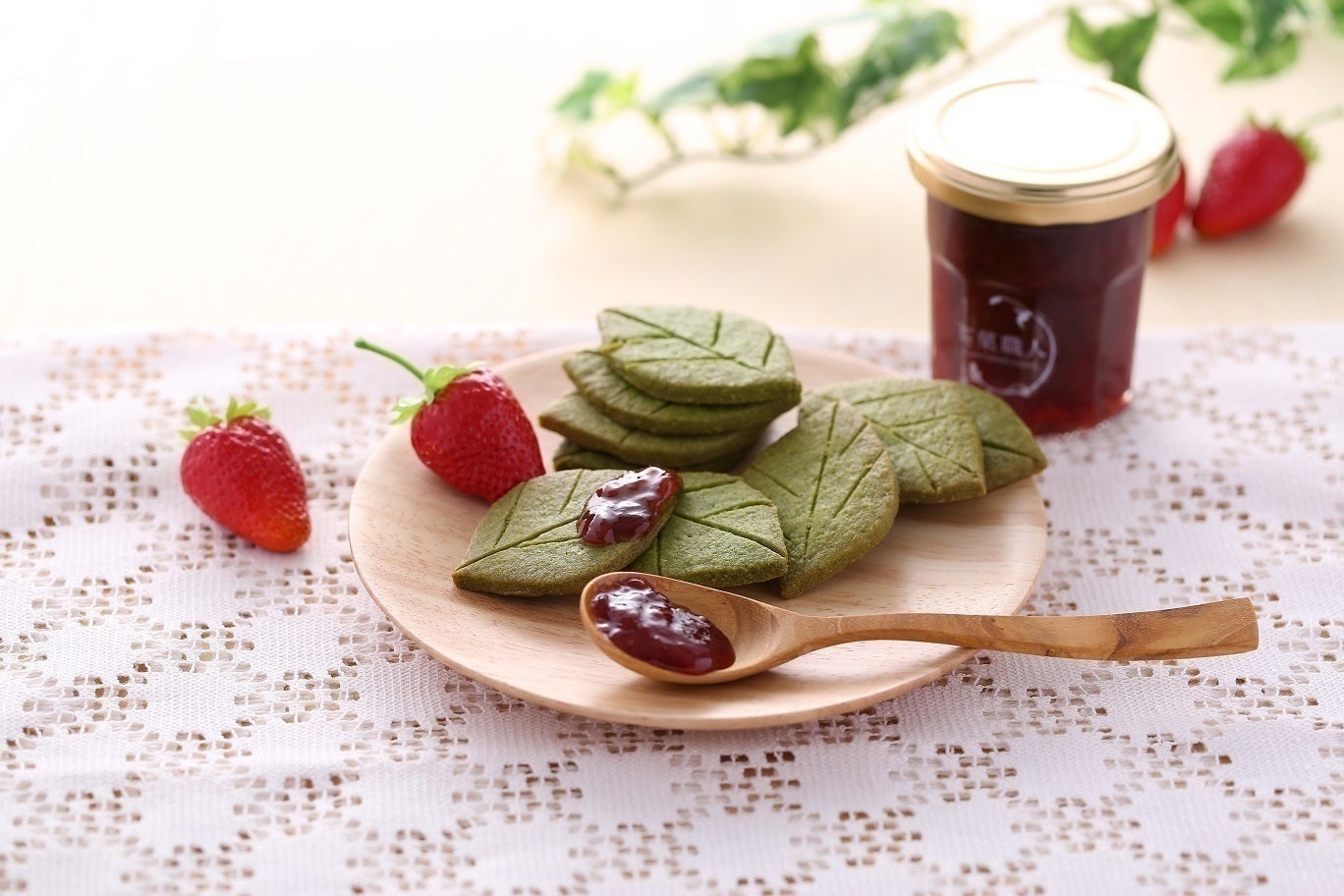 オープン日から3日間限定の新作スイーツ、宇治産いちごジャムとクッキー／画像提供：伊藤久右衛門